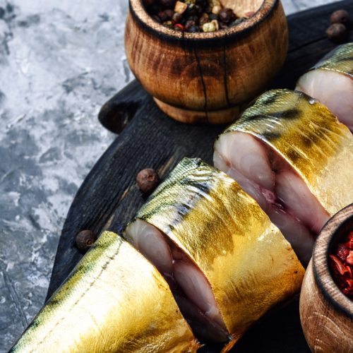 Este produto existe para um contexto específico: cozinha de autor e apresentação final. As Folhas de Ouro Comestível 24K (E175) da Ouro Gourmet permitem aplicar ouro em superfícies maiores, com impacto visual contínuo e controlo total do gesto. As imagens apresentadas mostram exemplos de aplicação em peixe fumado e pratos salgados — o alimento não está incluído. Ideal para: • Peixe fumado e curado • Pratos salgados de assinatura • Menus de degustação • Fine dining e eventos gastronómicos • Showcooking e apresentações de chef O que este produto faz ✔ Cria continuidade visual ✔ Comunica exclusividade e precisão ✔ Eleva pratos salgados sem alterar sabor O que este produto não faz ✖ Não substitui ingredientes ✖ Não se cozinha ✖ Não altera textura nem sabor O luxo, aqui, não é doce. É intencional. ⸻ Informação técnica • Material: Ouro comestível 24 quilates • Aditivo alimentar: E175 (autorizado na UE) • Formato: Folhas finas • Sabor: Neutro • Aplicação: Manual, sobre alimento já finalizado 📚 Fontes oficiais: • EFSA — Food Additives (E175): https://www.efsa.europa.eu/en/topics/topic/food-additives • Comissão Europeia — Aditivos alimentares: https://food.ec.europa.eu/safety/food-improvement-agents/additives_en • Regulamento (CE) n.º 1333/2008: https://eur-lex.europa.eu/legal-content/PT/TXT/?uri=CELEX:32008R1333 ⸻ Como usar Aplicar com pinça alimentar ou pincel seco, no final do empratamento. Evitar humidade excessiva e calor direto. Uma folha. Um gesto controlado. ⸻ Aviso importante (recomendado visível) As imagens mostram exemplos de aplicação. A Ouro Gourmet comercializa exclusivamente ouro comestível, não alimentos.