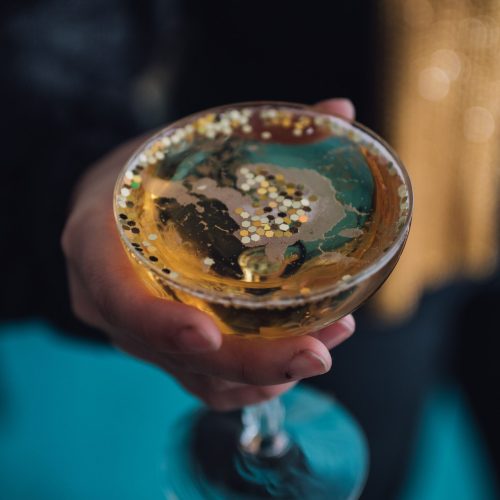 Flocos de ouro comestível 24K aplicados em cocktail