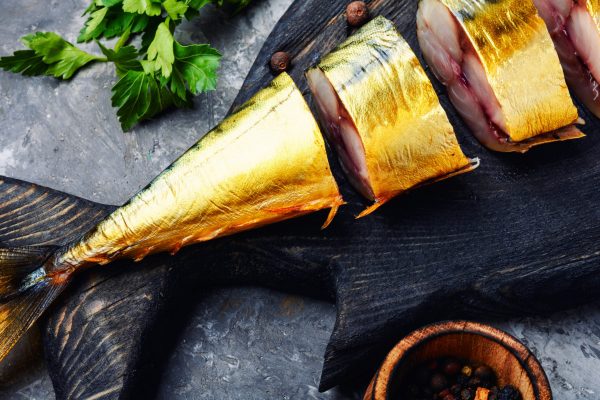 smoked-fish-on-kitchen-board-smoked-mackerel-smoke-2025-10-14-18-04-49-utc Folhas de Ouro Comestível 24K — Alta Gastronomia
