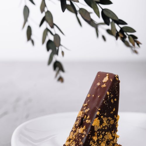 Flocos de ouro comestível 24K aplicados em sobremesa